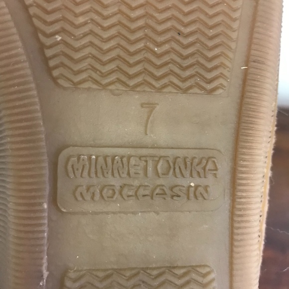 Minnetonka Moccasin Size 7 - Picture 2 of 4